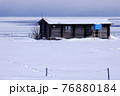 雪原にたたずむ小屋 76880184