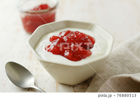 プレーンヨーグルトと苺ジャム 76880513