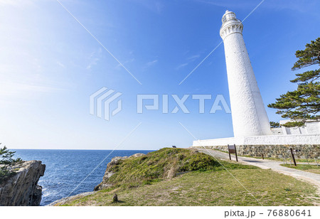 島根県出雲市　晴天の出雲日御碕灯台 76880641
