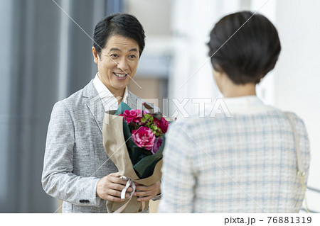 花束をプレゼントする男性 ミドルの夫婦 イメージ 花束をプレゼントする男性 ミドルの夫婦 イメージ 76881319