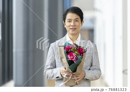 花束を持ったアラフィフの男性 76881323