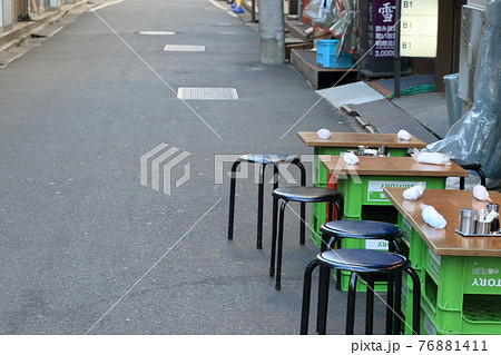 居酒屋の店先のテーブル ビールケースのテーブル 立ち飲みの写真素材