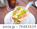 カフェのサンドイッチ 76881639