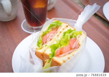 カフェのサンドイッチ カフェのサンドイッチ 76881639