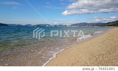 鮮やかで透き通った瀬戸内海の海と砂浜 76881801