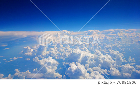 飛行機の窓から眺める雲の上の絶景の世界02 飛行機の窓から眺める雲の上の絶景の世界02 76881806