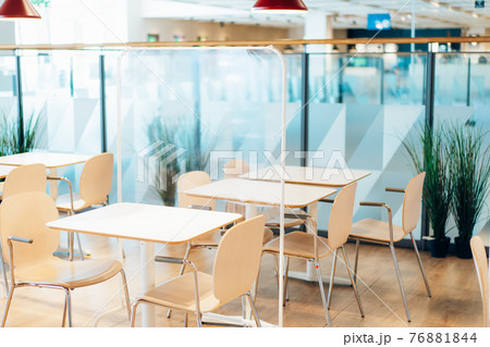 アクリル板が設置された飲食店 76881844