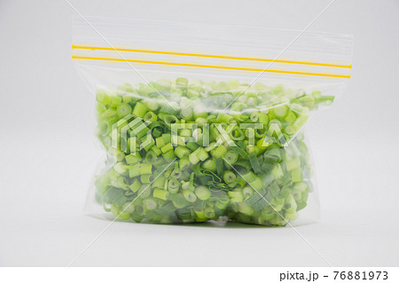 フリーザーバッグに入れて保存しているネギ　 76881973