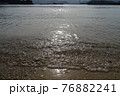 さざなみ寄せる、波打ち際。 76882241