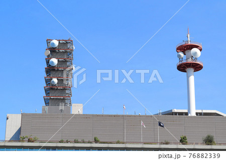 ＜東京都＞多くのアンテナが設置された総務省などの入る合同庁舎 76882339