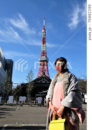 手作りマスクをして初詣をする和服の女性 手作りマスクをして初詣をする和服の女性 76882399