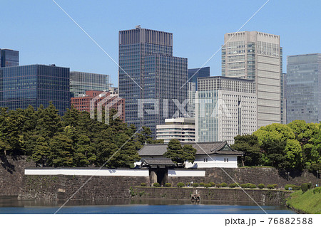 「東京都」皇居桜田門と丸の内のオフィス街 76882588