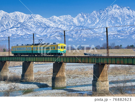 春の剱岳をバックに常願寺川鉄橋を渡る黄色い電車 富山地方鉄道の風景 春の剱岳をバックに常願寺川鉄橋を渡る黄色い電車 富山地方鉄道の風景 76882623
