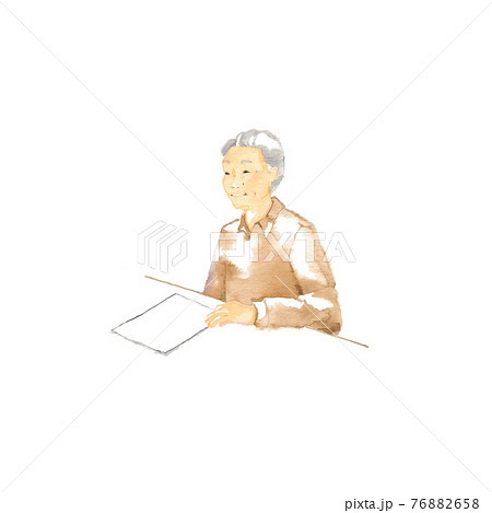 書類を提出する初老の男性 76882658