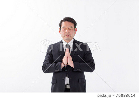 ミドル男性　葬儀　合掌 76883614