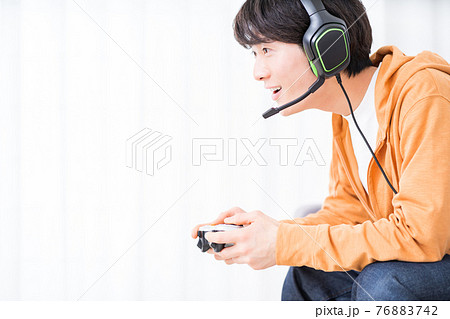 部屋でネットゲーム(オンラインゲーム)をプレイする男性 部屋でネットゲーム(オンラインゲーム)をプレイする男性 76883742