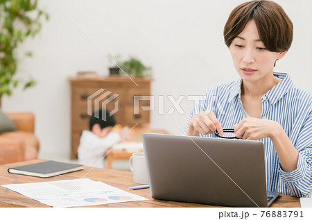 育児しながらテレワークする母親 76883791