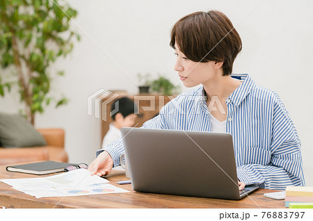 育児しながらテレワークする母親 76883797