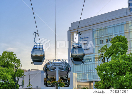 横浜桜木町の都市風景　ロープウェイ 76884294