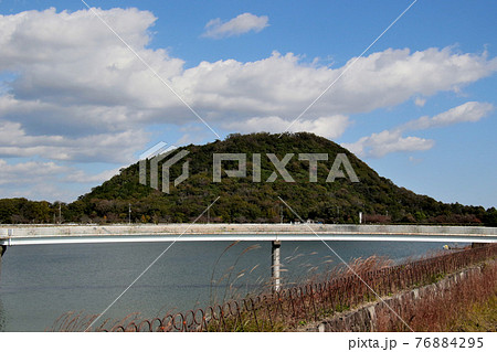 青空を背景にぽっかり浮かび上がったような甲山の雄姿　アップ 76884295