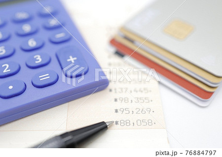 クレジットカードと通帳 76884797