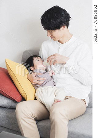 1歳の男の子に授乳するイクメン男性 76885902