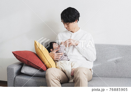 1歳の男の子に授乳するイクメン男性 76885905