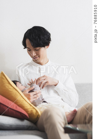 1歳の男の子に授乳するイクメン男性 76885910