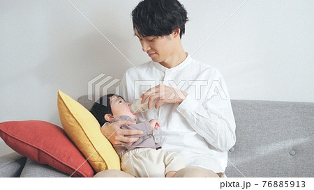 1歳の男の子に授乳するイクメン男性 76885913