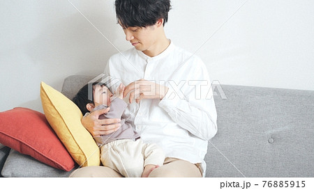 1歳の男の子に授乳するイクメン男性 1歳の男の子に授乳するイクメン男性 76885915