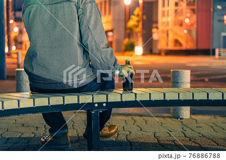 路上飲みイメージ写真 76886788