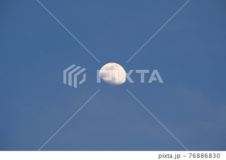 【2021年4月23日・夕方】月（月齢11）・薄雲あり 76886830