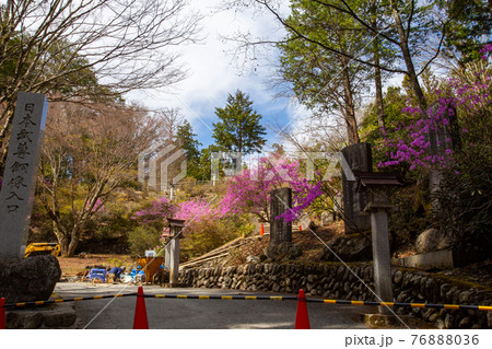 三峯神社境内にある日本武尊銅像 76888036