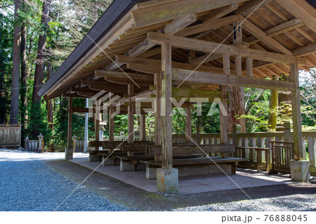 三峯神社境内にある神楽殿横休憩所 三峯神社境内にある神楽殿横休憩所 76888045