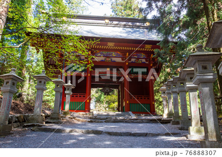 三峯神社境内にある随身門と東郎 三峯神社境内にある随身門と東郎 76888307