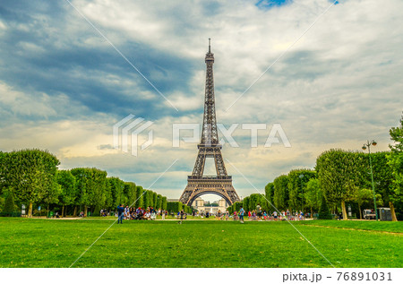 Eiffel Tower on Champs de Mars in Paris, France Eiffel Tower on Champs de Mars in Paris, France 76891031