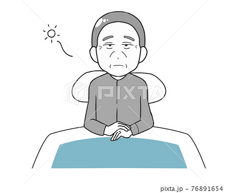 寝室　寝ぼける　高齢男性 76891654