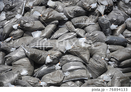 Dump the tree fertilizer which has been mixed with soil and packaged in plastic containers. Dump the tree fertilizer which has been mixed with soil and packaged in plastic containers. 76894133