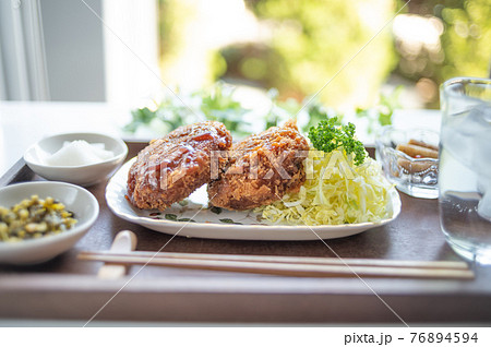 みんな大好きメンチカツと小鉢 76894594