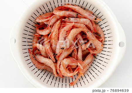 解凍下処理した小エビ 76894639