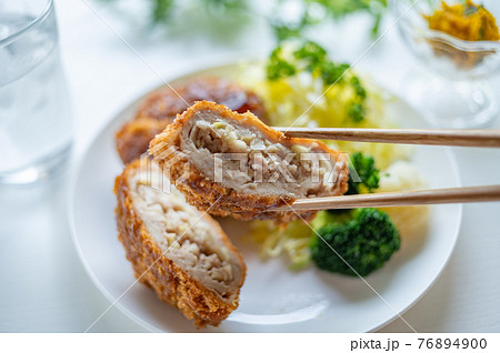 みんな大好きメンチカツを食べる 76894900