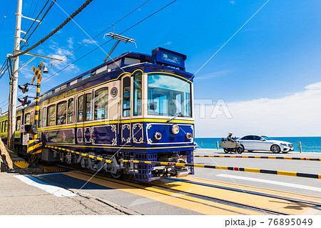 湘南海岸　七里ヶ浜と江ノ電踏切 76895049