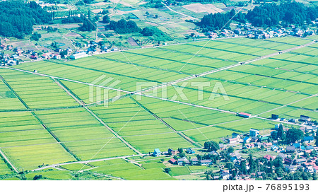 夏の田園風景 76895193