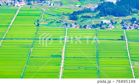 夏の田園風景 76895198