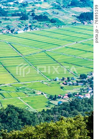夏の田園風景 76895199