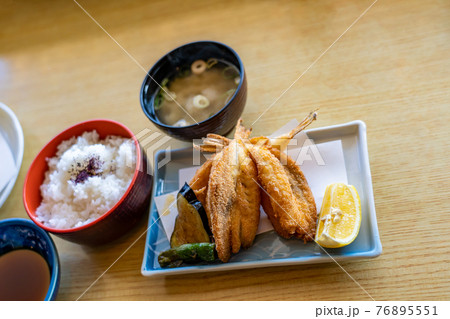 フグの唐揚げとご飯と味噌汁 76895551