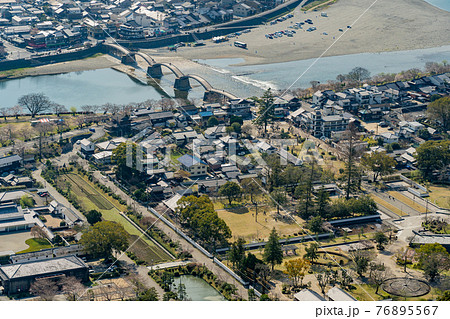 山口県岩国市　山頂の岩国城からの錦帯橋の眺め 76895567