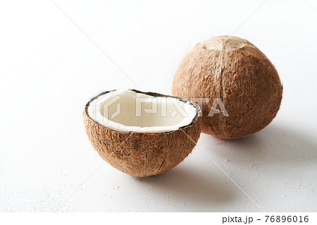 半分に割ったココナッツ 76896016
