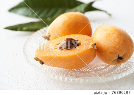 ガラスの器に盛られた枇杷 76896297