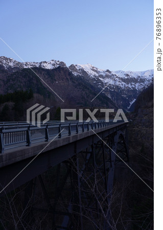北アルプス大橋から見る日の出前の笠ヶ岳の写真素材